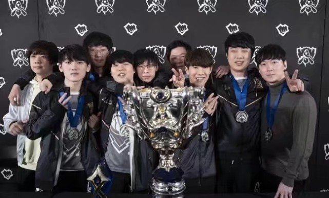 Khan穿了新队服星星标志代表冠军，粉丝调侃来碰瓷的