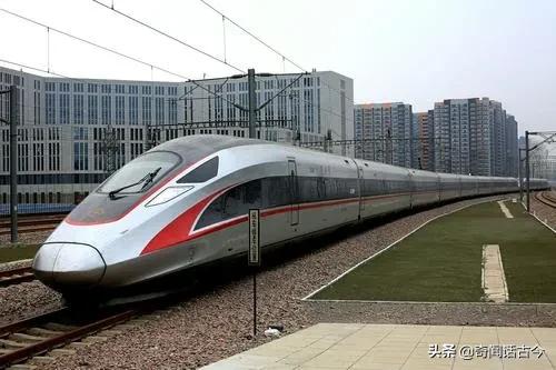 铁路工人晒出工资条，看看现今的铁路一线职工能拿多少钱？