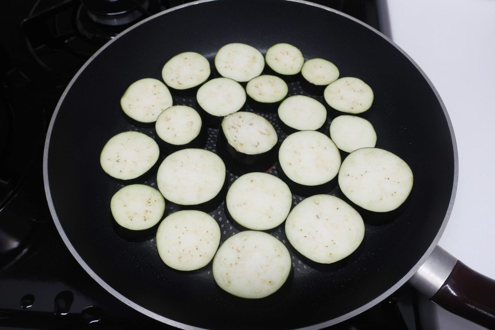 酸辣烤茄子教程,不辣的蒜蓉烤茄子做法