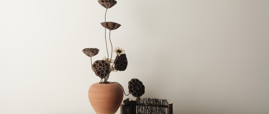 世事纷扰，见如不见，一笑了之