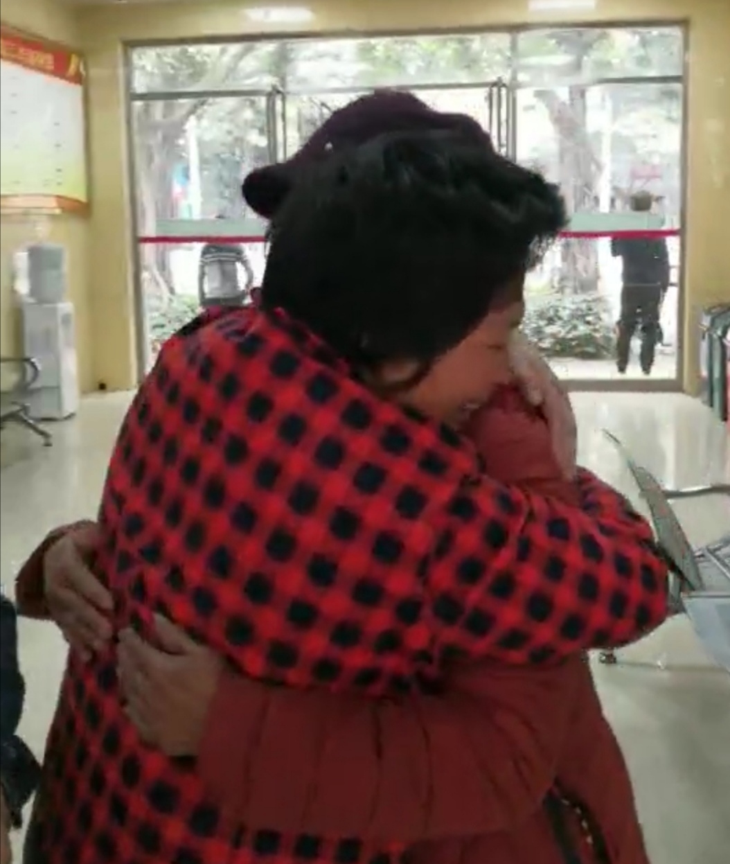 广西女子生育后遭丈夫家暴嫌弃不赚钱 外出找工作时被拐至广东卖给大40岁老头 家人苦寻18年终团圆