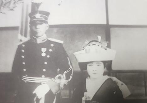 日本恶魔夫妇：妻子自杀为丈夫送行，丈夫下令*杀屠**我国三千村民