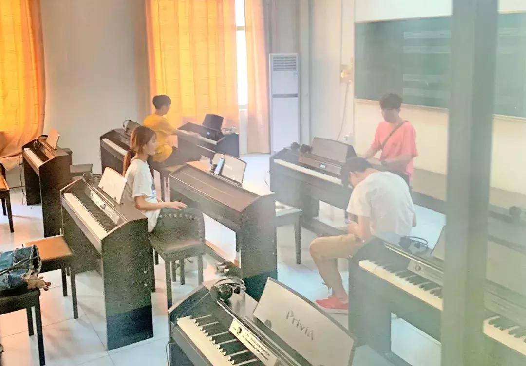 武昌这所低调的大学坐拥一线江景，教学楼窗外就是黄鹤楼