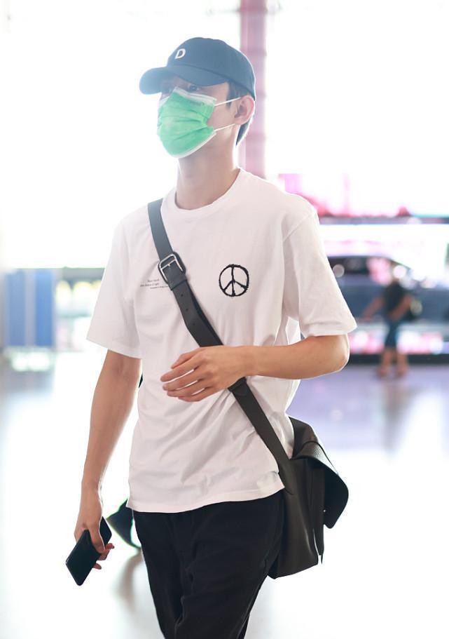 王凯的型男气质抹不掉，白色T恤配束脚裤穿，身材真是没啥挑剔的