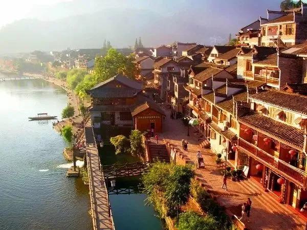 我喜欢去古镇，喜欢它那安详而宁静的气息