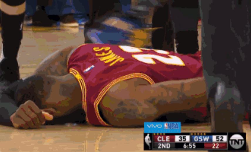 詹姆斯被恶犯打进球,詹姆斯生涯十大恶犯集锦