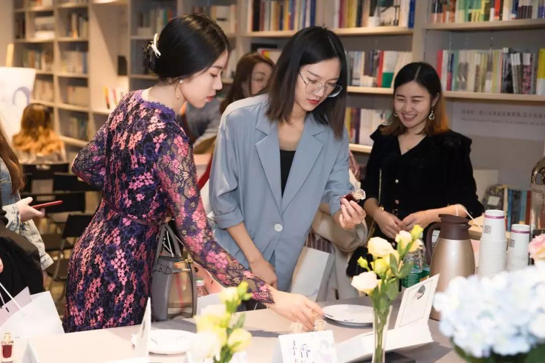 “香氤的美梦”——妍诗美携手推出“记忆调香师”联名款香水