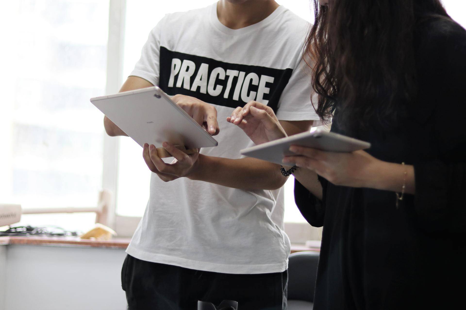 华为平板m6高能版对比拯救者y700,华为平板m6scm-w09是多少寸的