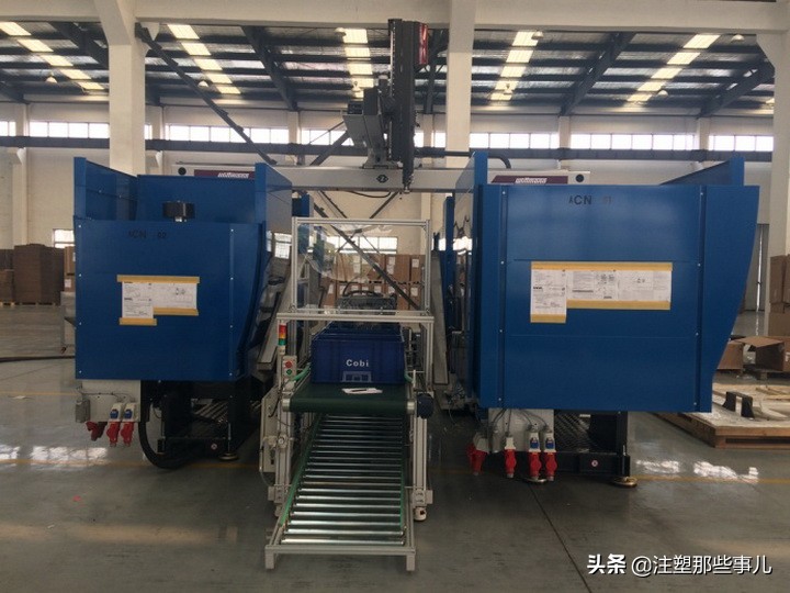 注塑机机械手上下料自动化,机械手怎么配合两台注塑机生产