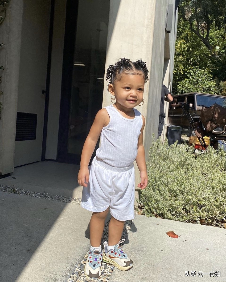 凯莉詹娜带女儿外出度假,丰乳肥臀太性感,网友:凯莉是不是胖了