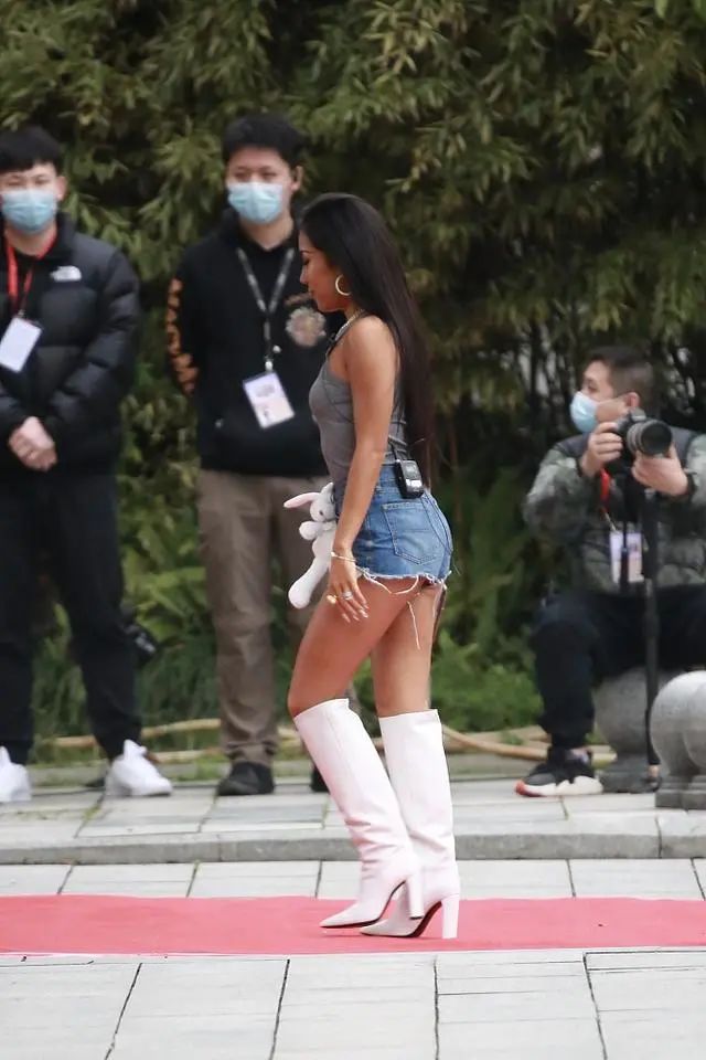 黑美人穿衣视频,黑美人防晒穿搭