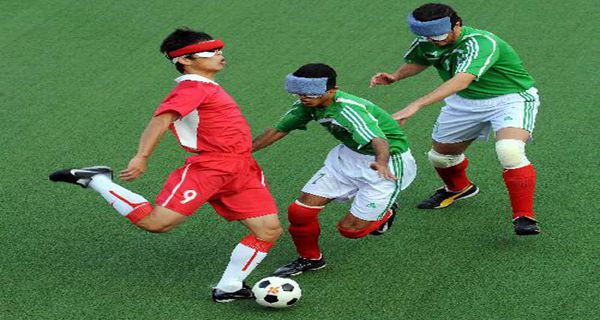 残奥会盲人踢足球,残奥会失明运动员是怎么跑的