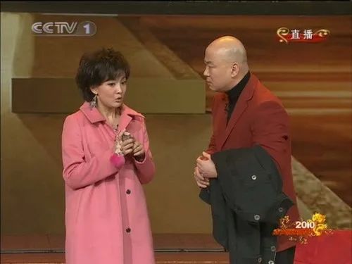 春晚时尚图鉴:热巴杨幂的红裙、王菲刷碗手套和董卿李思思的口红