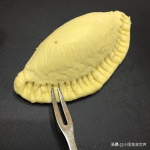 榴莲酥做好后层次分明、异常松化，刚出炉就被家里的小孩分完了