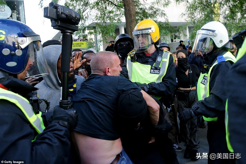 英国抗议人群与警方爆发冲突,英国白人右翼和反种族主义