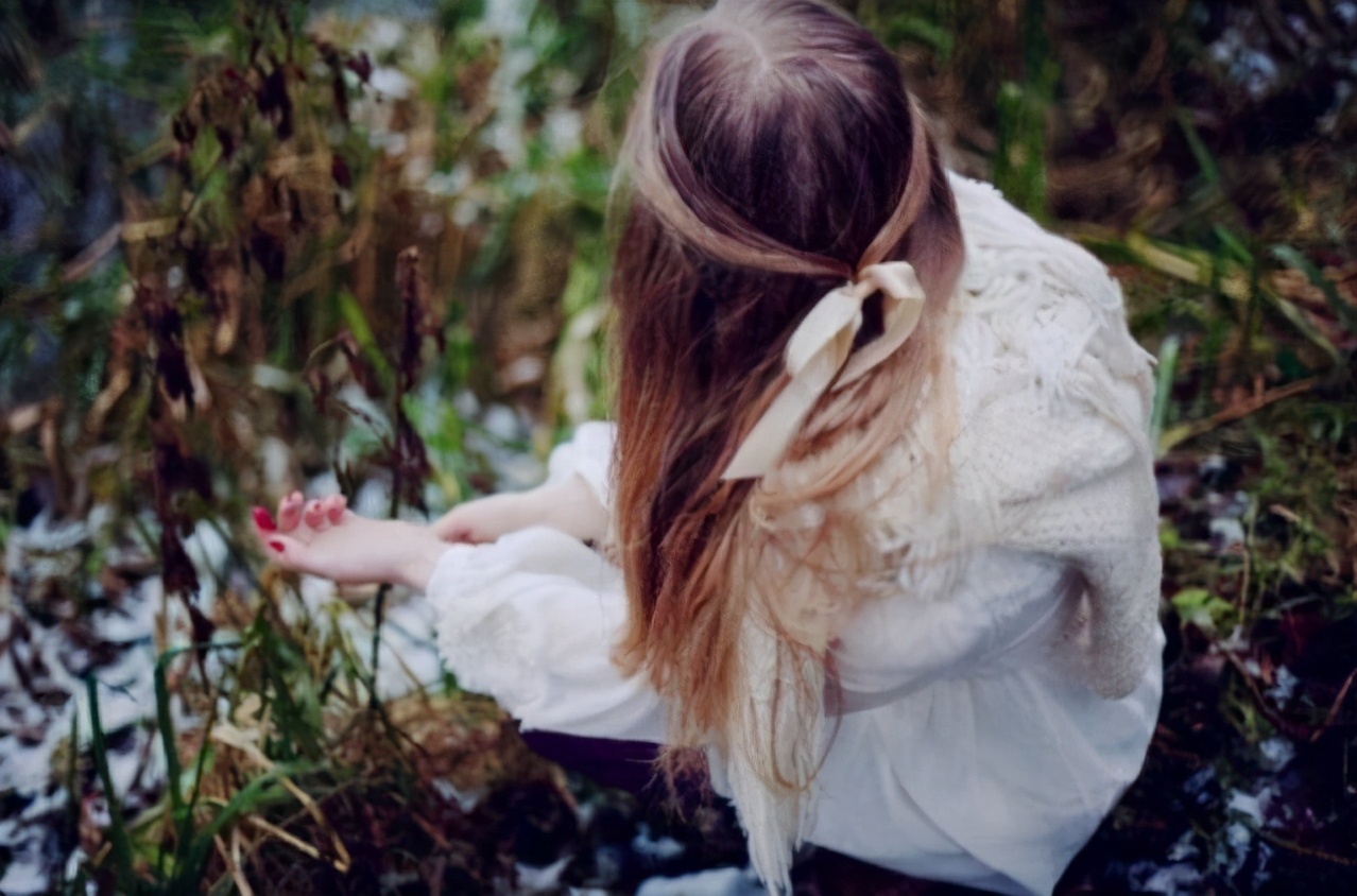 一个男生越喜欢你他就越容易追你,越喜欢你的男生越不主动追你