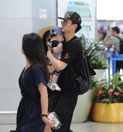 长着一副渣男脸却是宠妻狂魔,长了一张花心脸却宠妻如命