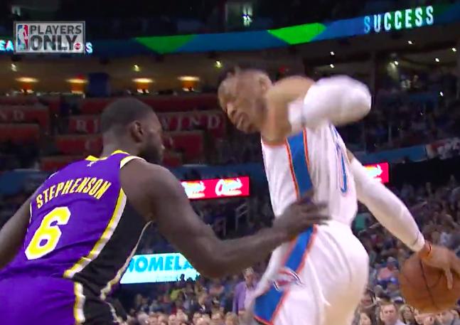 史蒂芬森防威少摸腰视频,史蒂芬森威少飞吻