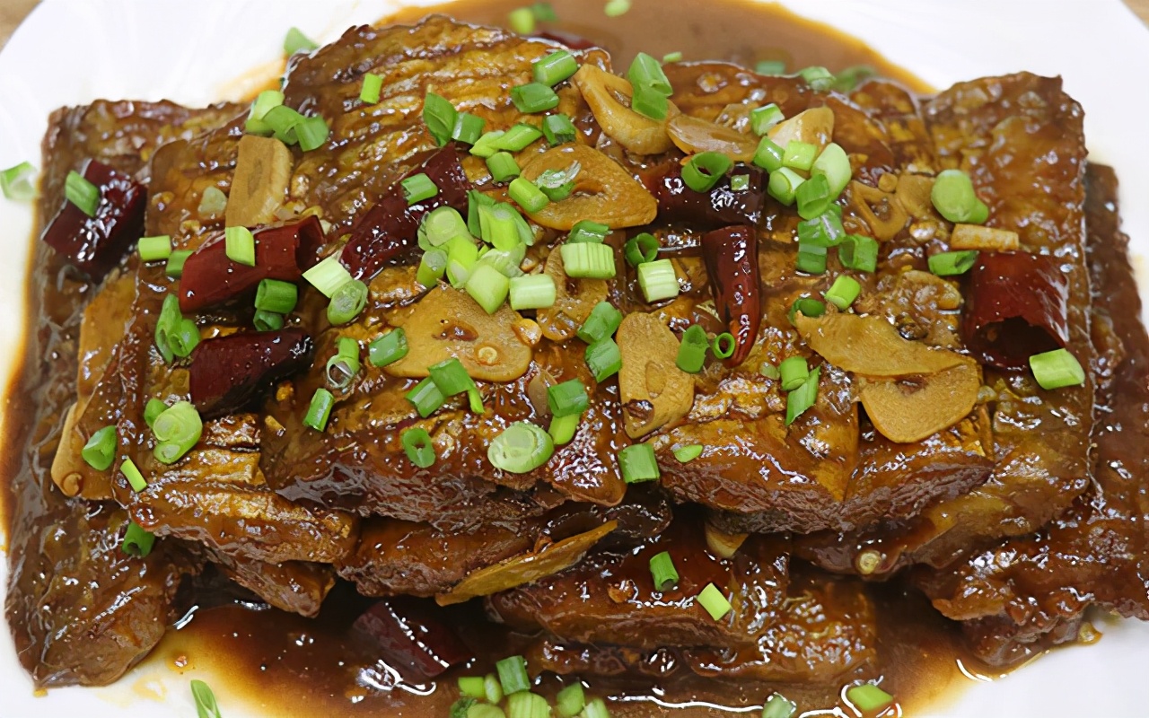 带鱼怎么做让它酥软不用吐刺,带鱼怎么做金黄酥脆一点也不腥气