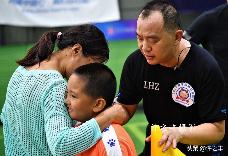 《首都抗疫医护人员亲子“同心公益”足球赛》