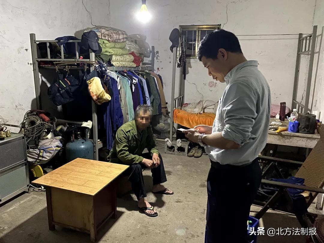 湖北男子连偷12个井盖卖500元,杭州5名男子偷石头