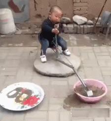 搞笑GIF开心一刻：你这日子不容易，吃大米粥配食盐