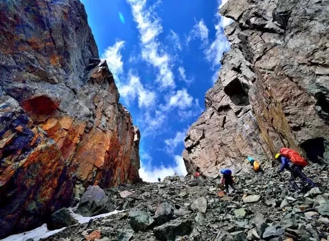 新疆最凶险峡谷路,新疆博格达峰徒步路线