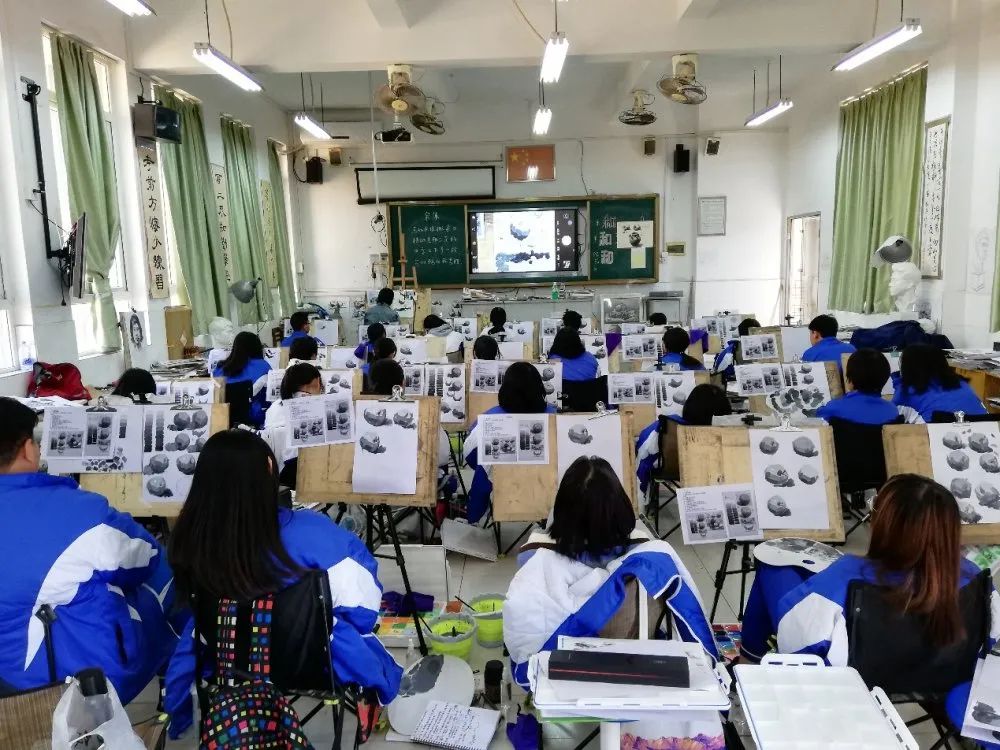 笔韵墨香放异彩，丰富舞台漫云中——广州市白云中学欢迎您