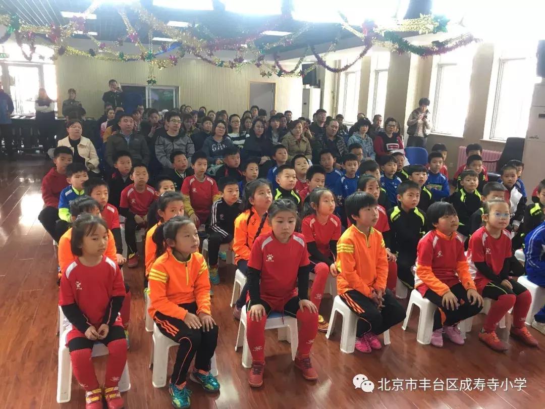 小学足球家校共育报道,成寿寺小学足球比赛