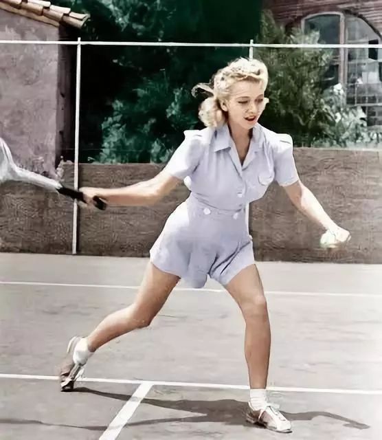 梦露最早的封面照,梦露一开始是金发吗