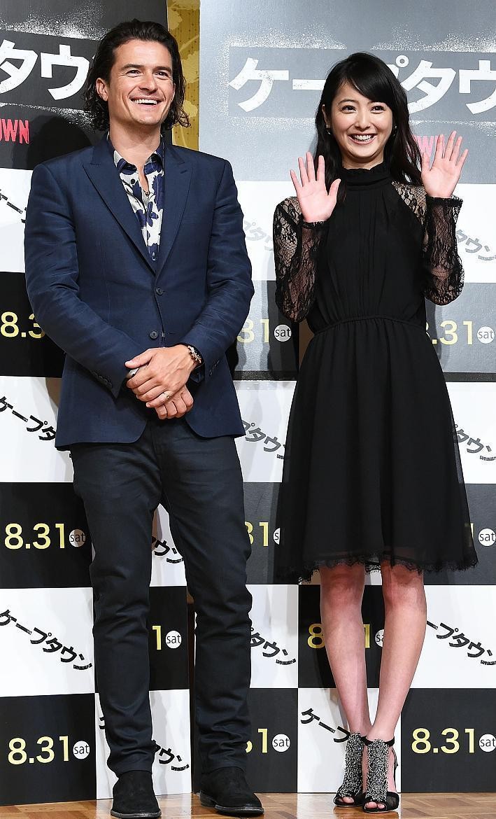 佐佐木希气质太纯了，33岁穿白裙好似偶像女主，看着挺温柔的