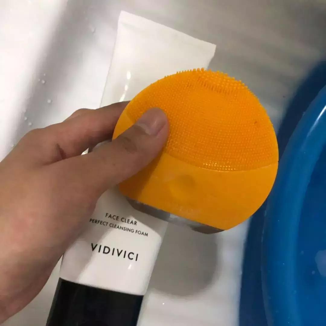 让我看看你的梳妆台吧，护肤品买大瓶+空瓶回购才是真爱