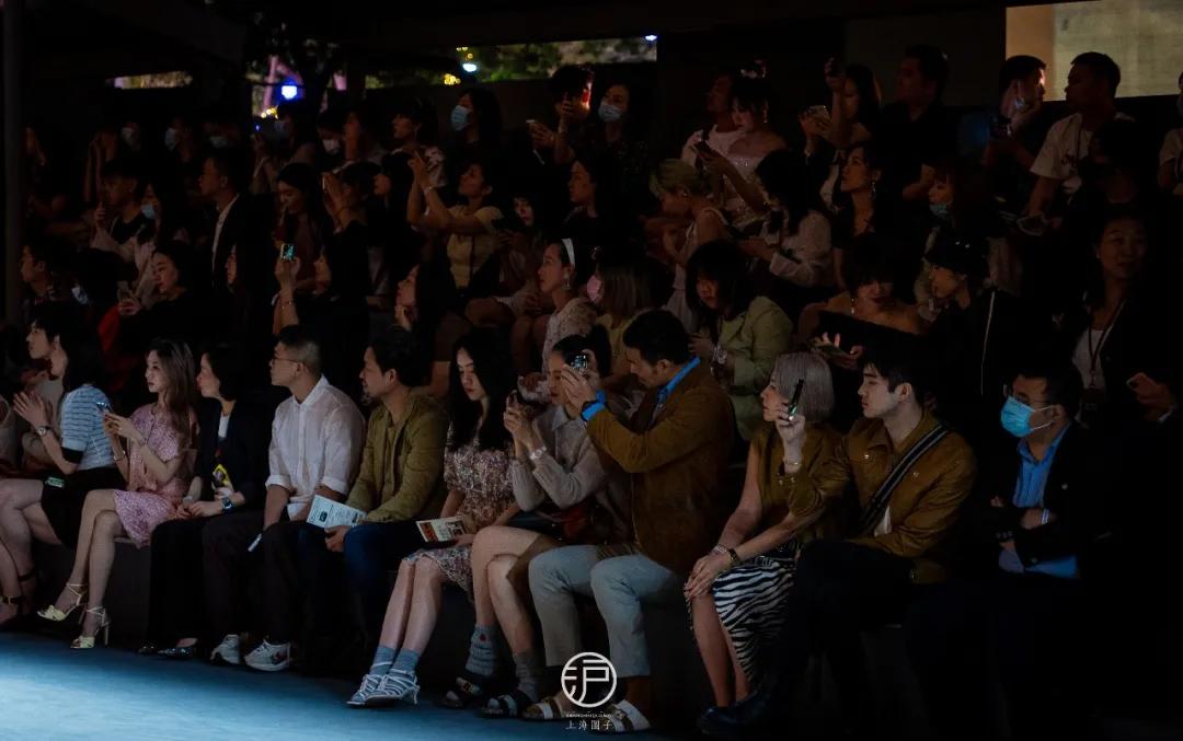 坐在车里看露天电影,坐在车里看电影也是一种享受