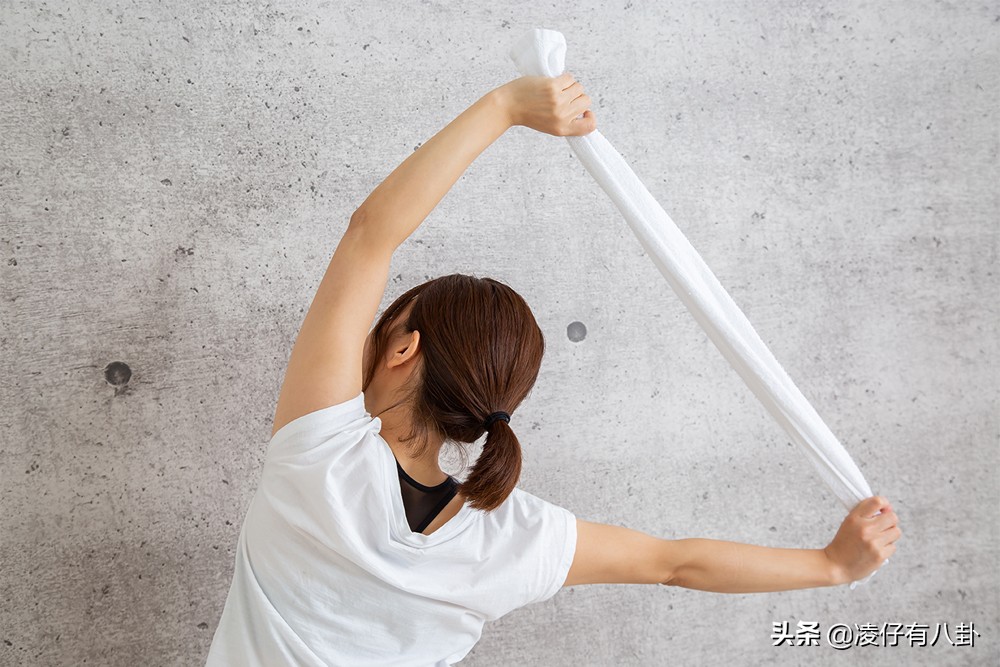 肩膀太僵硬怎么变柔软,上班肩颈僵硬怎么办