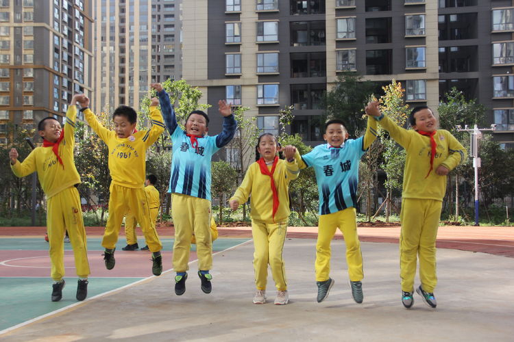 6岁到10岁孩子的足球训练,足球的魅力让小朋友们与足球结缘