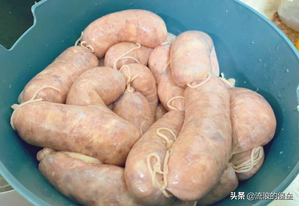 东北市场的正宗杀猪菜馋人流口水,一桌东北杀猪菜