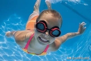 小孩怕水教练怎么教,怎么正确引导怕水的孩子学游泳
