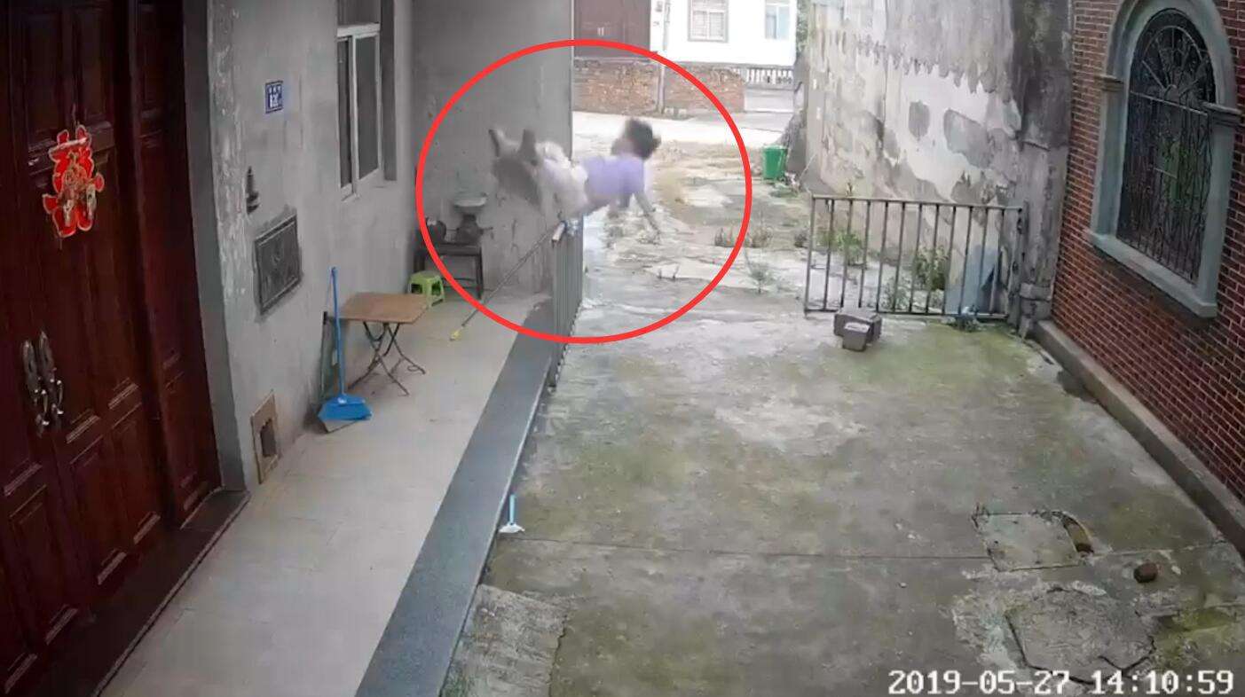 孩子坠楼事件爸爸崩溃大哭,孩童坠楼事件