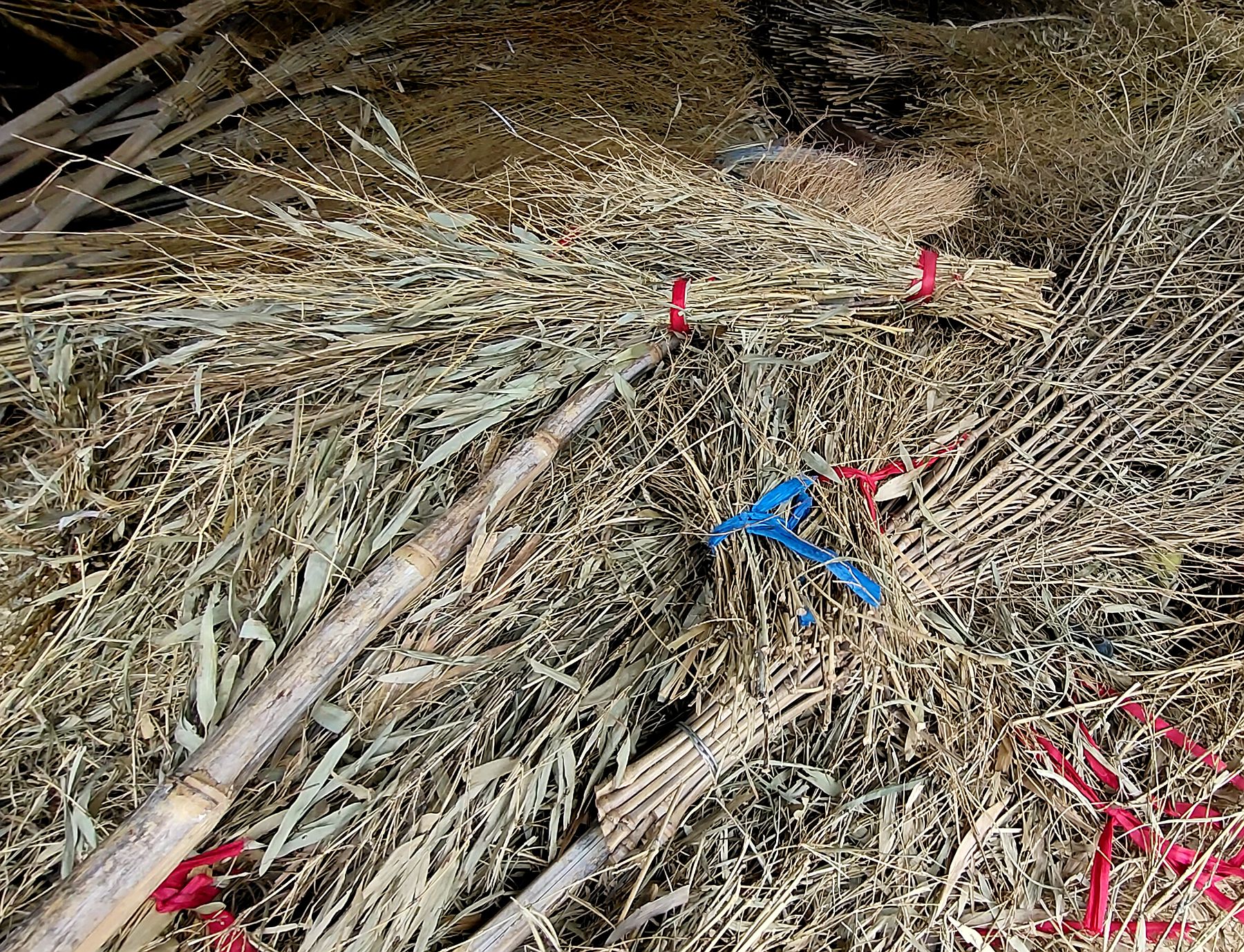 绑扫把老手艺即将失传的手艺,怎么扎竹扫把最简单方法