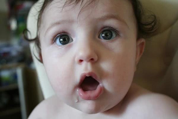 宝宝非长牙期流口水是什么原因,宝宝长牙期流口水流得严重怎么办