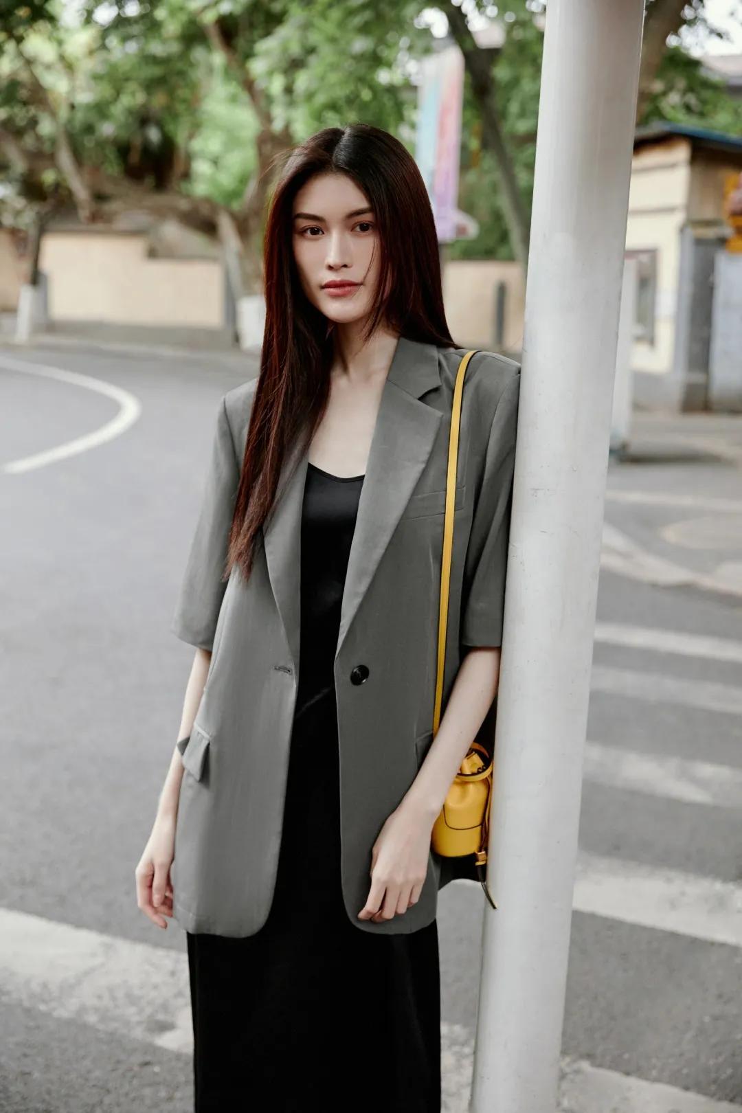 何穗冬天穿衣搭配技巧 (何穗的日常穿搭简单大方又有气质)