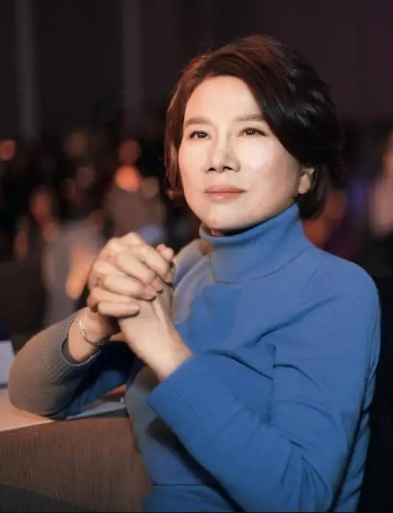 董明珠活明白了！以前只买白菜价打折品，现14万8的项链眼都不眨