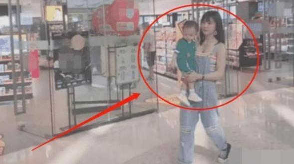 “最年轻岳母”走红,抱娃和女婿同框像一家三口,女儿:压力好大