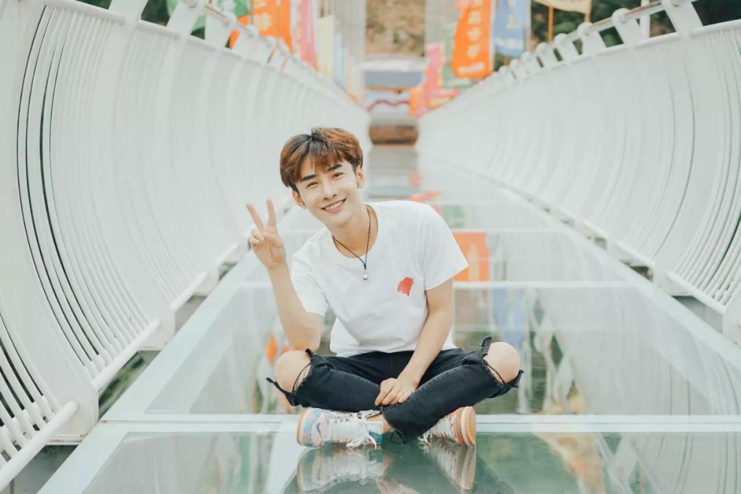 天门高空漂流玻璃滑道,高空玻璃天桥景点大全