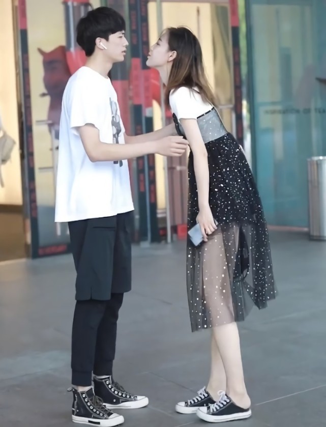 网纱裙怎么穿出高级感,黑色裙子拼接网纱怎么搭配