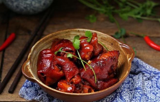 猪蹄炒糖色总容易糊?小火慢炒色泽才红润!入味又有嚼劲