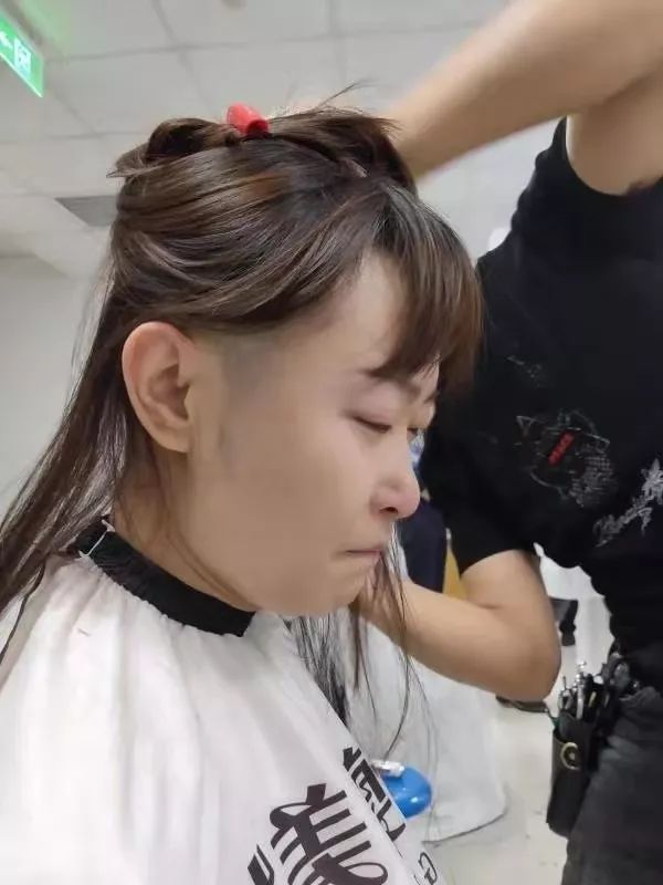 泪奔！最美逆行者！原西飞医院25名医护人员剃发援武汉