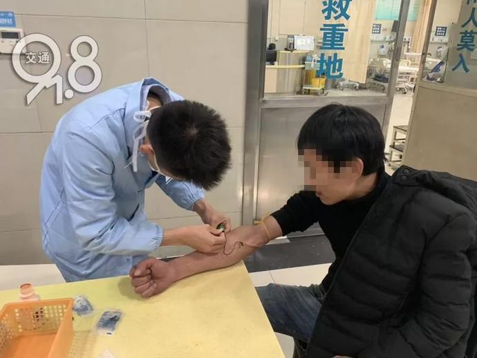 男子深夜遭质问你嘴上红印子怎么来的?解释亮了