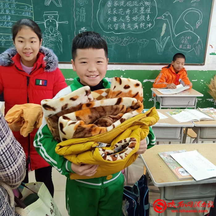 东关小学爱心捐赠活动,学校爱心捐赠公益活动简讯