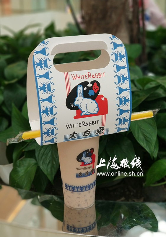 上海市民又疯狂了为了买这杯奶茶排4小时的队喜茶发来贺电